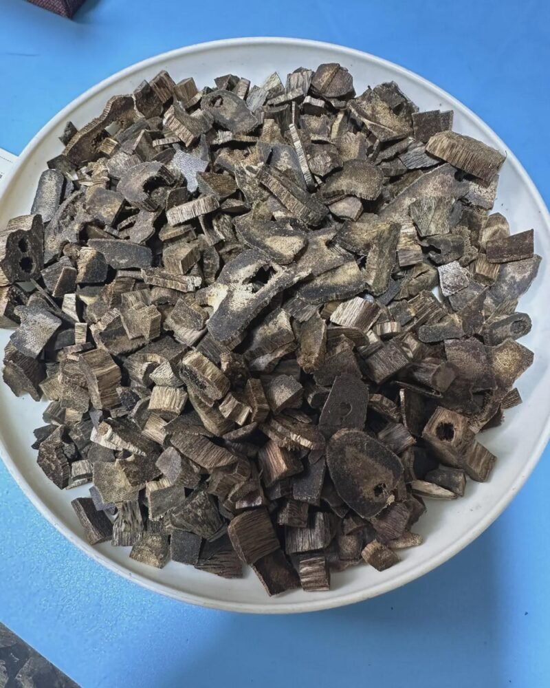 طبق يحتوي على رقائق وقطع خشبية صغيرة فوق سطح أزرق